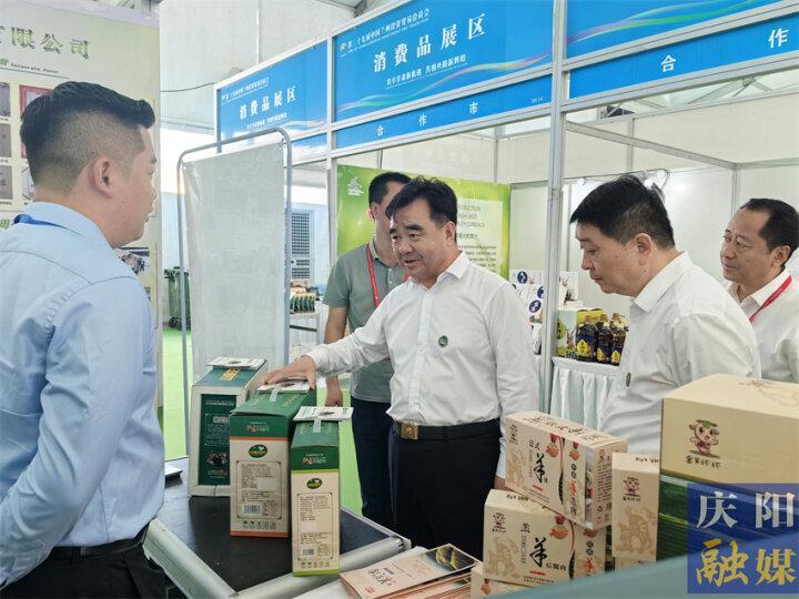 黃澤元周繼軍巡視蘭洽會時尚消費品和“甘味”農產品展區慶陽企業展位
